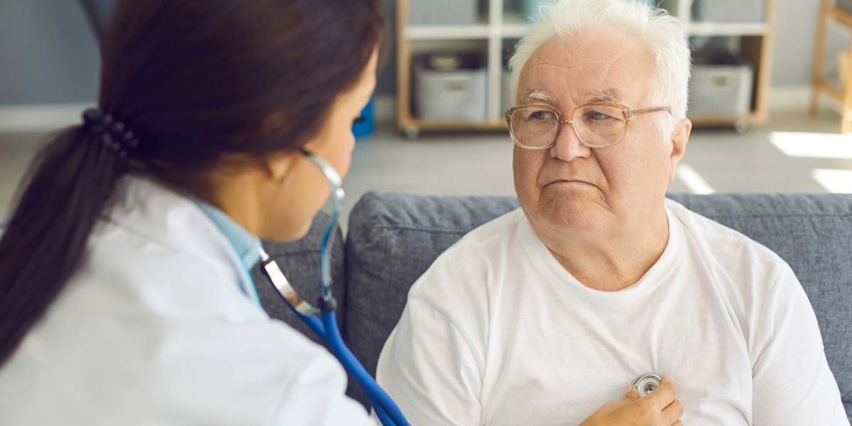 Pessoa idoso sendo atendida por uma médica